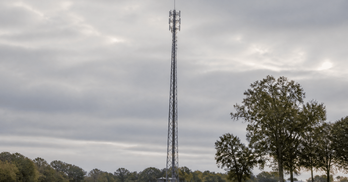Tour de telecommunication metallique implantee verticalement sur propriete rurale