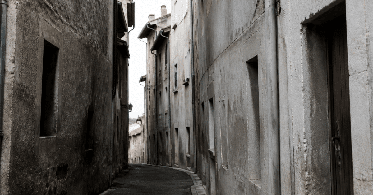Rue étroite de ville française avec immeubles délabidés côte à côte