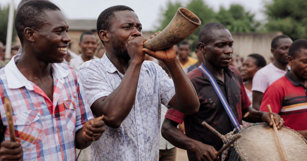 Personnes celebrant lundi pentecote avec instruments musique bruyants