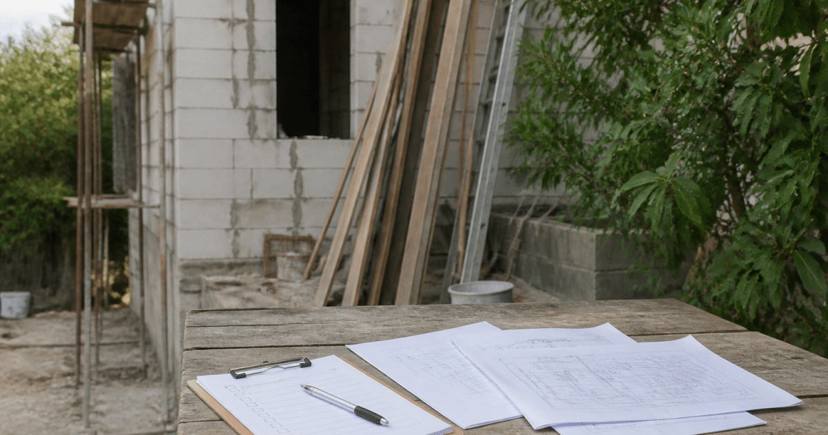 Checklist et plans papier prepares avant construction etage sureleve