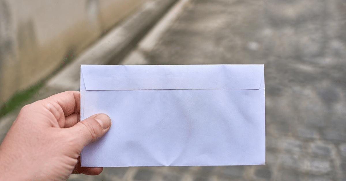 Enveloppe postale affichant clairement les chiffres du code postal angevin.