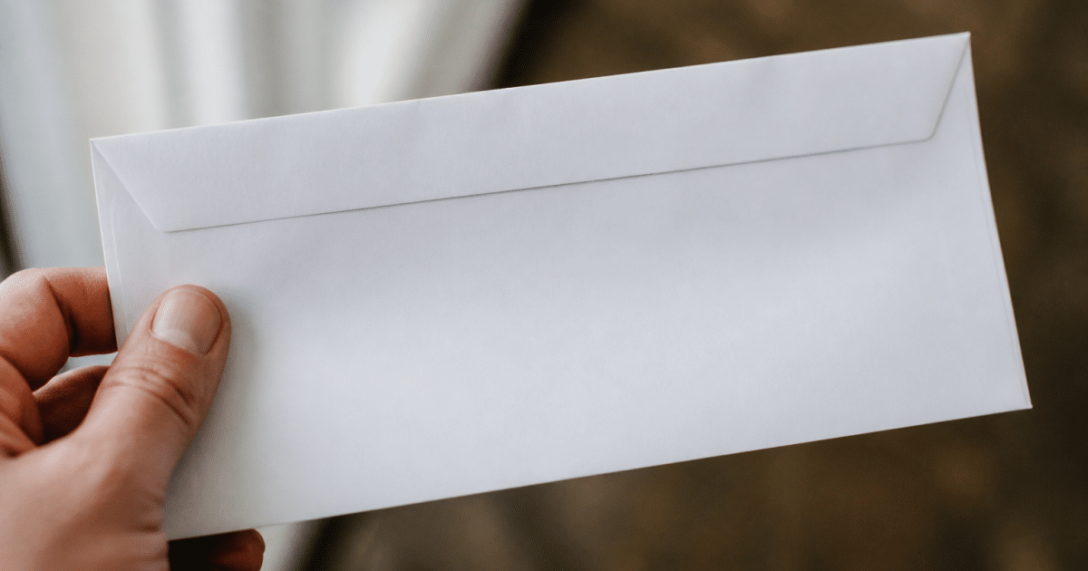 Enveloppe postale affichant le code postal 74000 d'Annecy