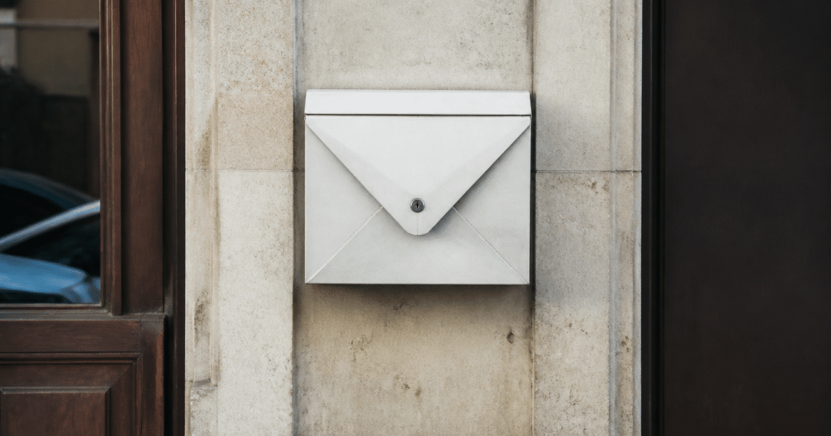 Enveloppe postale affichant code postal sur facade batiment Arras