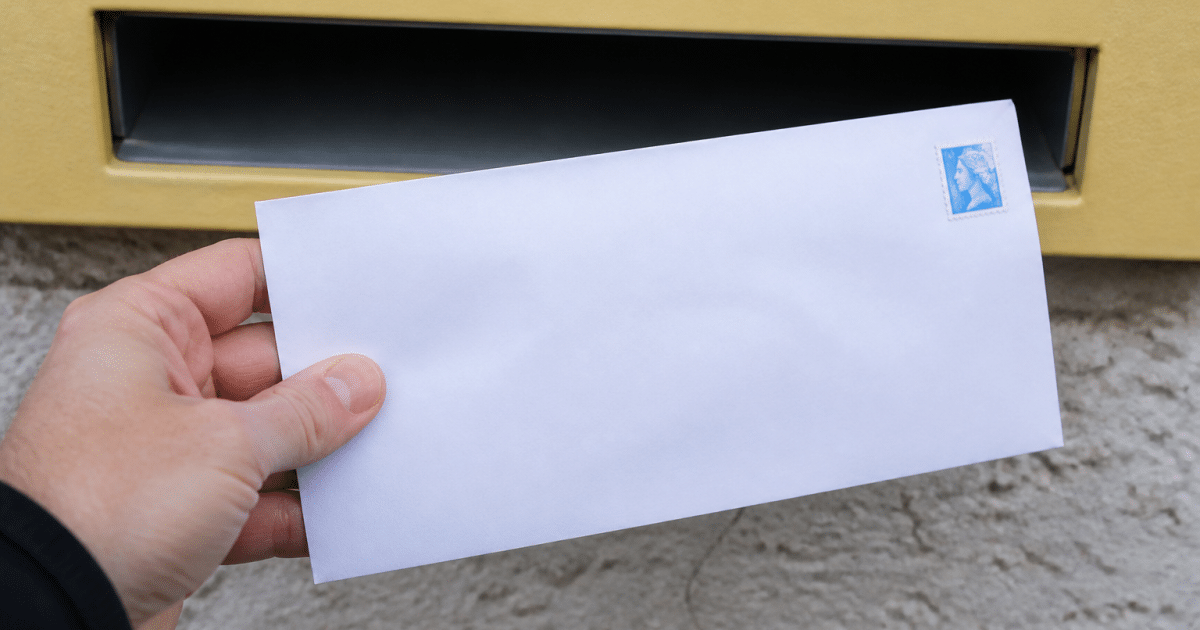 Enveloppe postale affichant code postal cinq chiffres Auxerre