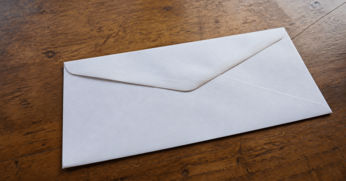 Enveloppe postale affichant le code postal 46000 de Cahors