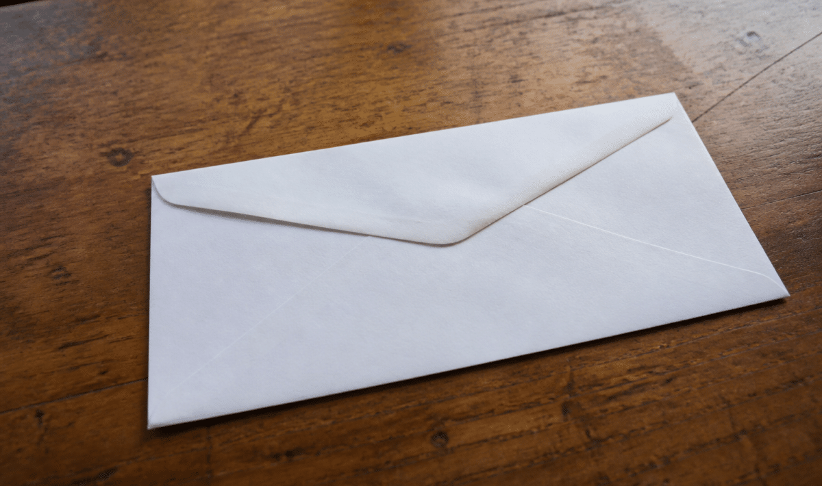 Enveloppe postale affichant le code postal 46000 de Cahors