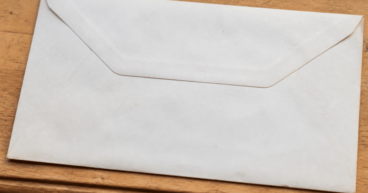 Enveloppe postale affichant code postal 62100 Calais en France