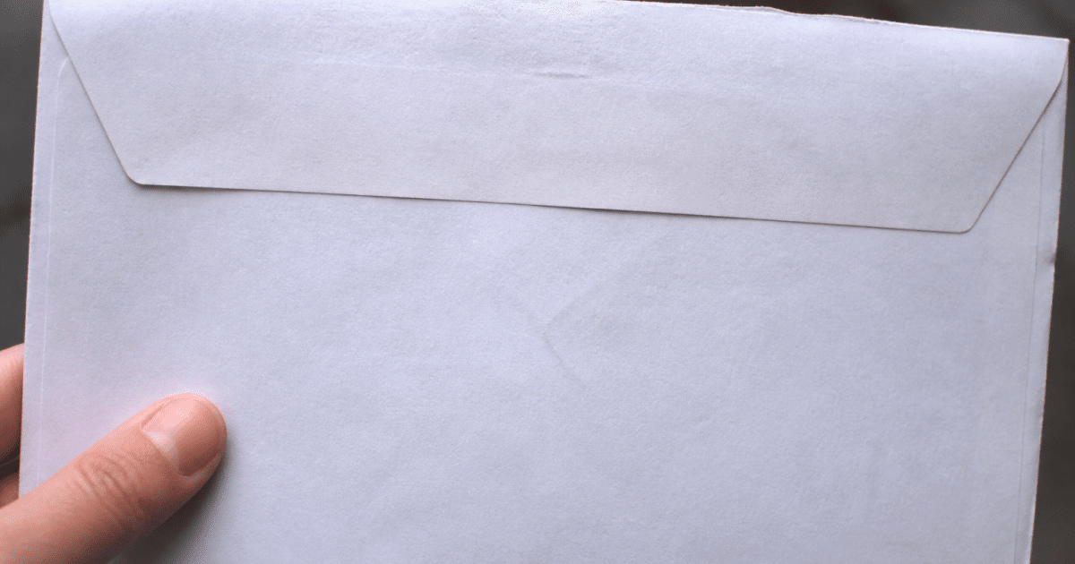 Enveloppe postale affichant les chiffres 21000 en gros plan