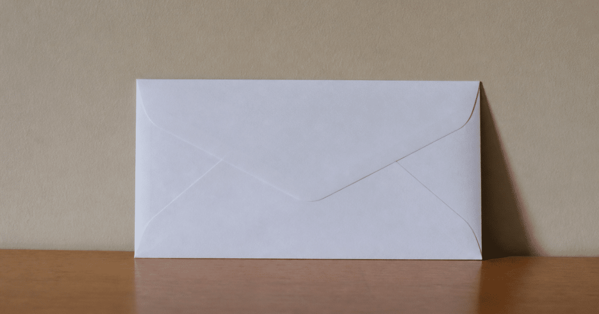 Enveloppe blanche affichant numero postal cinq trois huit zero