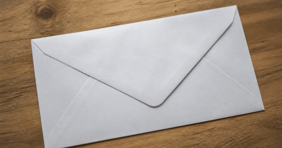 Enveloppe postale affichant numéro code postal ville française centrale