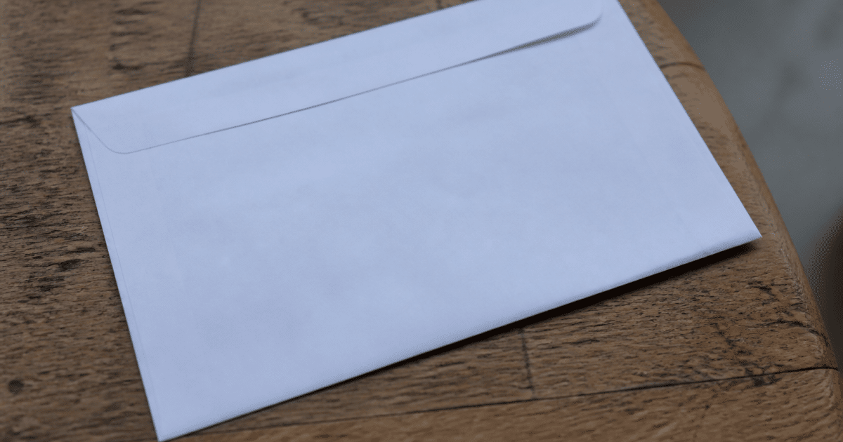 Enveloppe blanche affichant code postal 54000 Nancy imprime