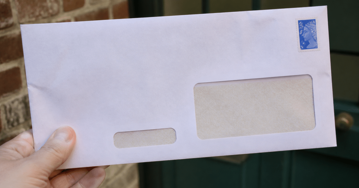Enveloppe postale affichant numero code postal Orleans sur adresse