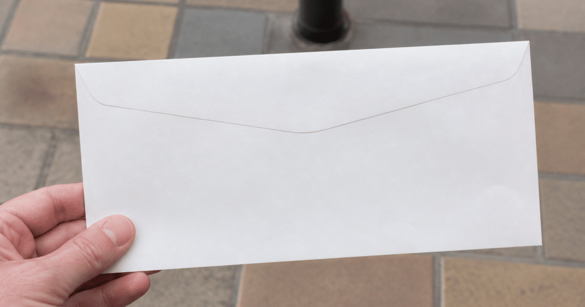 Enveloppe postale affichant le code postal de Pau en gros caractères