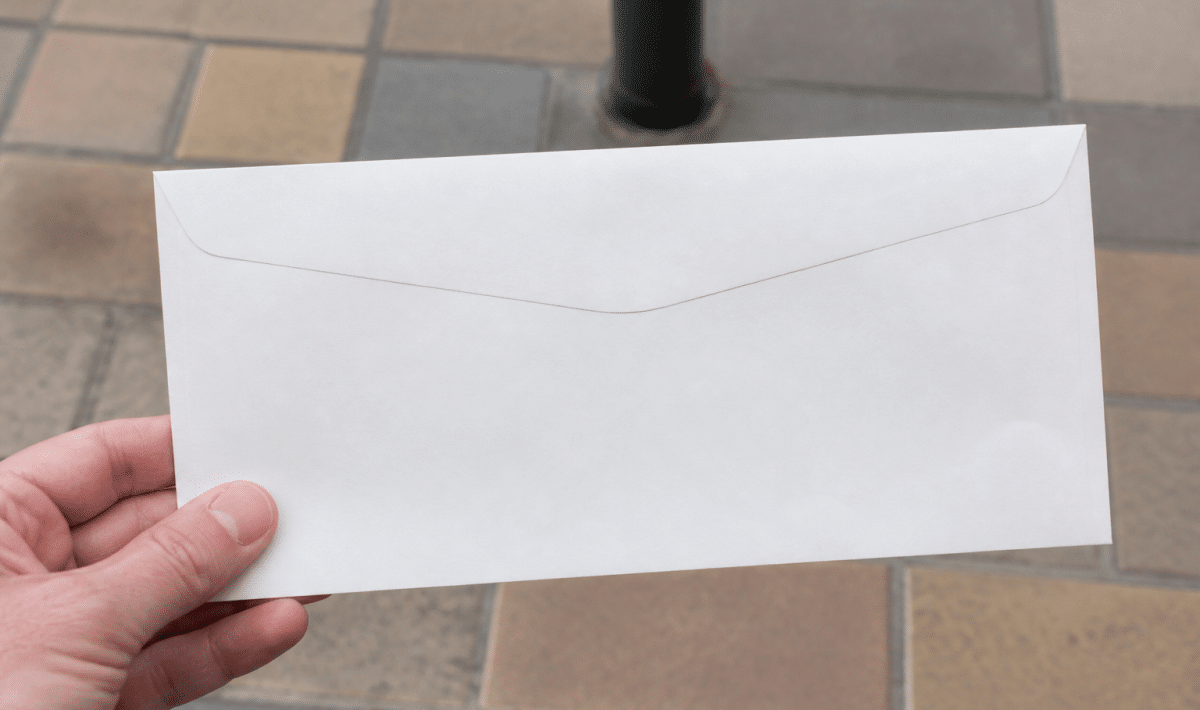 Enveloppe postale affichant le code postal de Pau en gros caractères