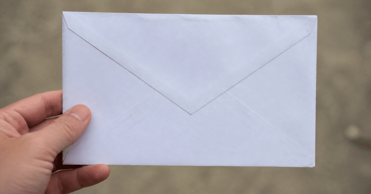 Enveloppe postale affichant le code postal 76000 de Rouen