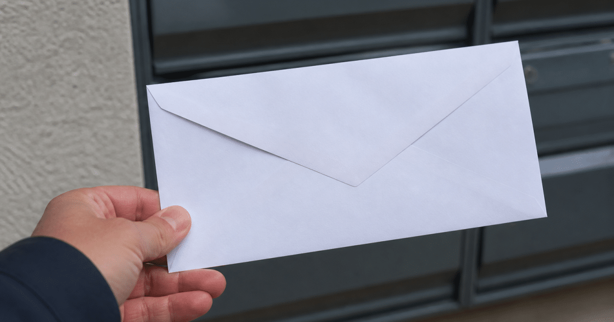 Enveloppe postale blanche affichant clairement code postal cinq chiffres noir
