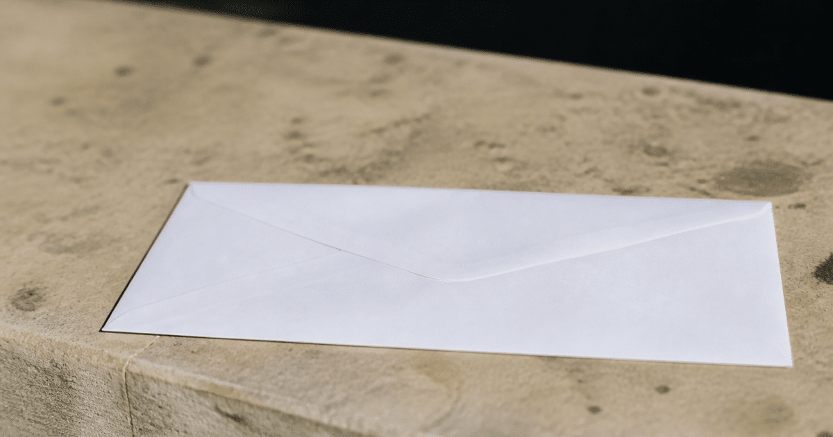 Enveloppe postale affichant le code cinq chiffres de Sète