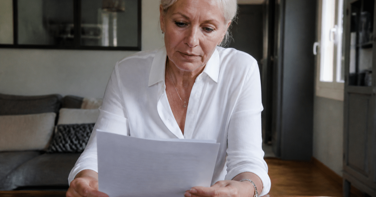 Proprietaire tenant un document contrat location meublée