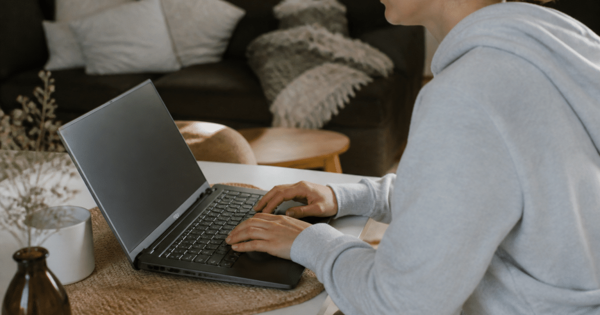 Personne tapant informations paiement sur ordinateur portable Airbnb