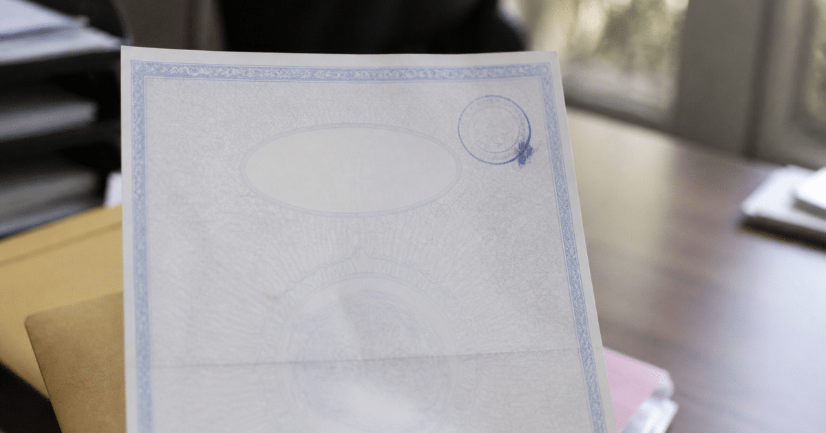 Document officiel tamponné avec date inscrite en haut