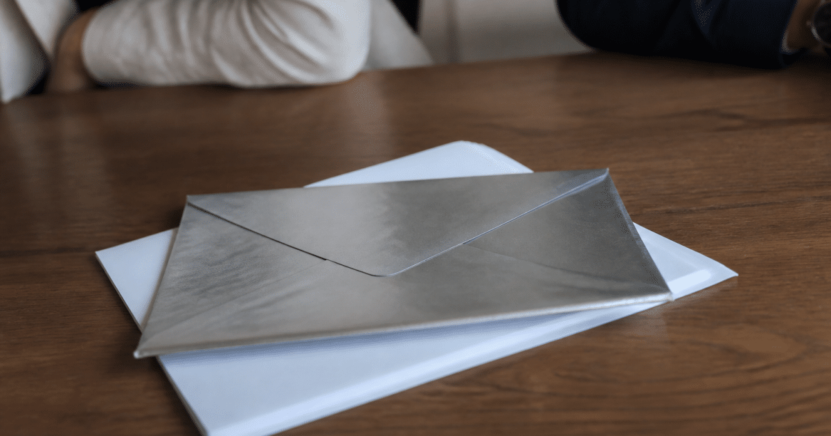 Enveloppe argent posée sur contrat de location immobiliere