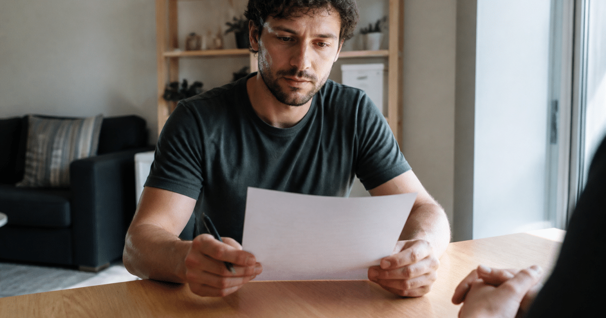 Locataire tenant document loyer signé sur table