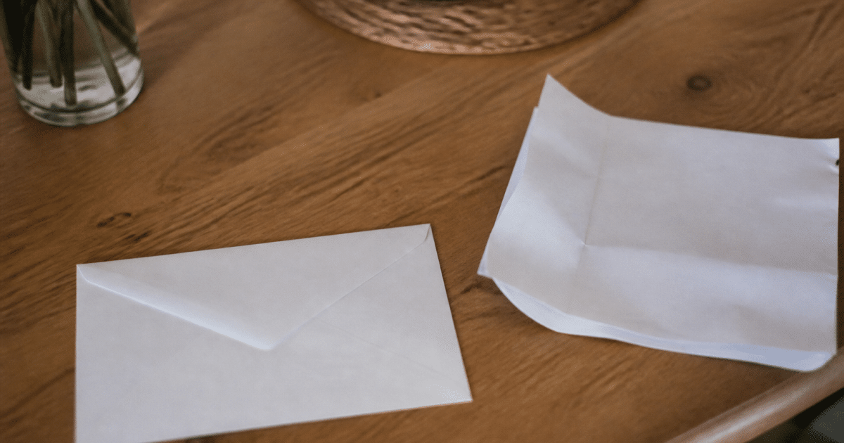 Enveloppe blanche posee sur table avec facture a cote