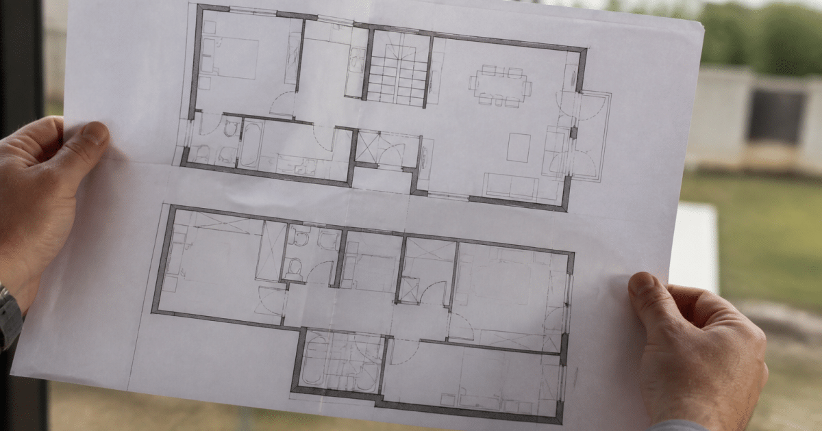 Plan maison etages montrant disposition cinq pieces avec chambres separees