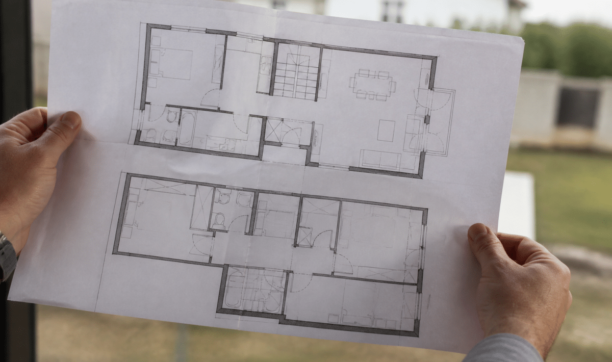 Plan maison etages montrant disposition cinq pieces avec chambres separees