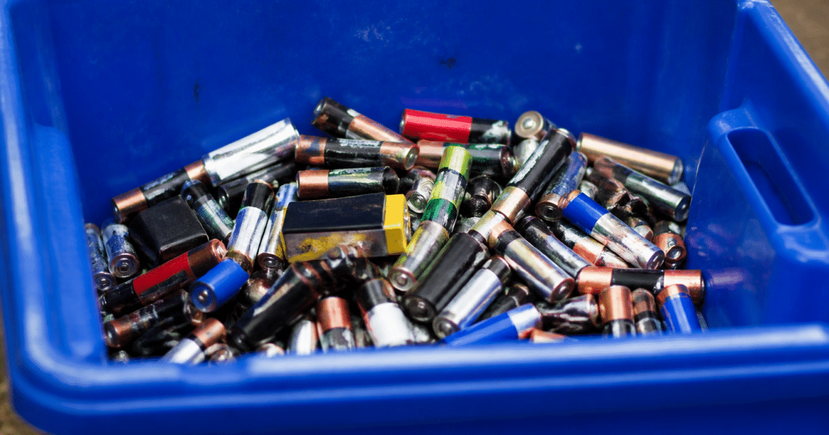 Piles usagees triees dans bac recyclage bleu