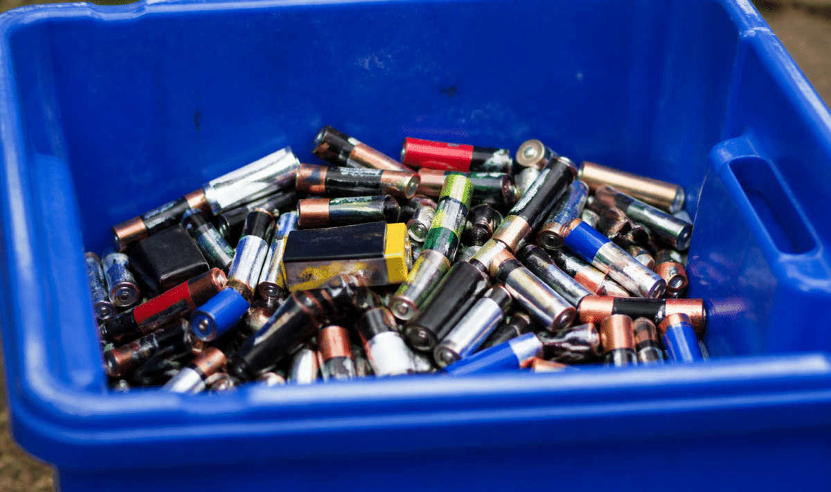Piles usagees triees dans bac recyclage bleu