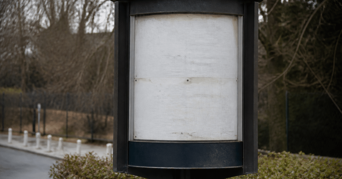 Panneau indicateur affichant population Guéret en chiffres noirs