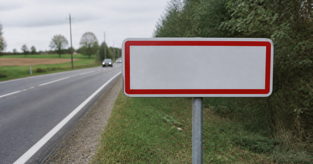 Panneau routier affichant population Nevers avec chiffres visibles