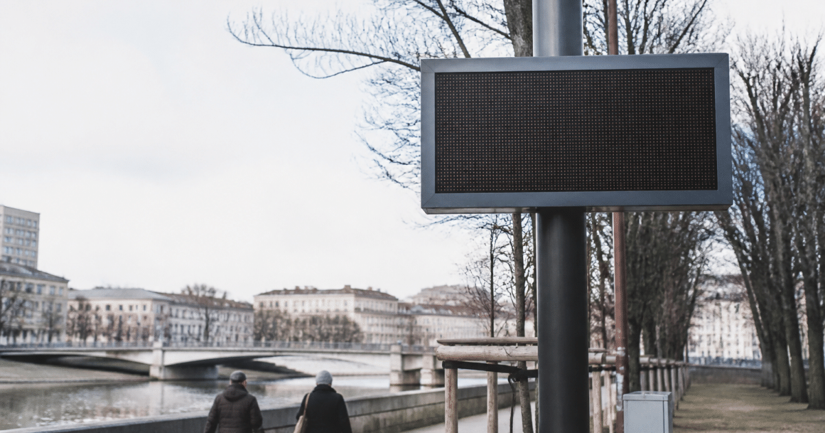 Panneau affichant chiffres population ville française