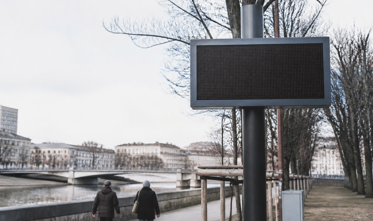Panneau affichant chiffres population ville française