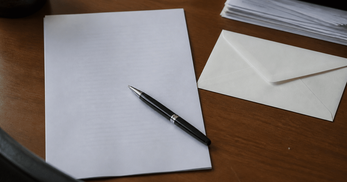 Document officiel posé sur bureau avec stylo et enveloppe blanche