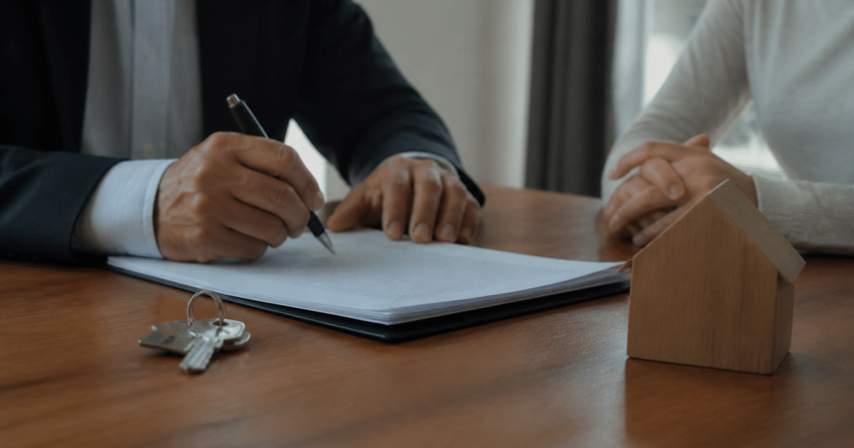 Contrat immobilier signé avec tampon datant neuf ans après