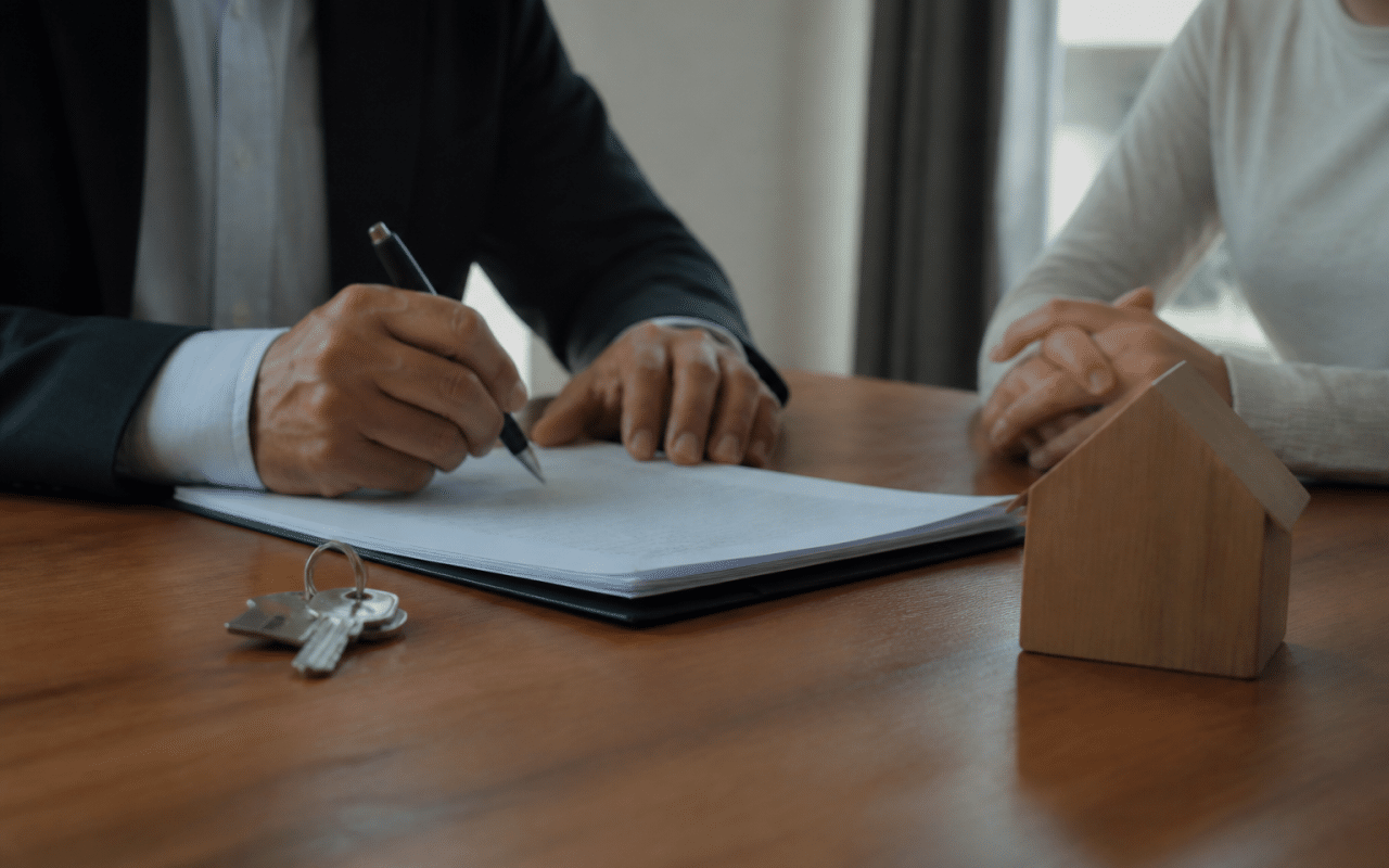 Contrat immobilier signé avec tampon datant neuf ans après