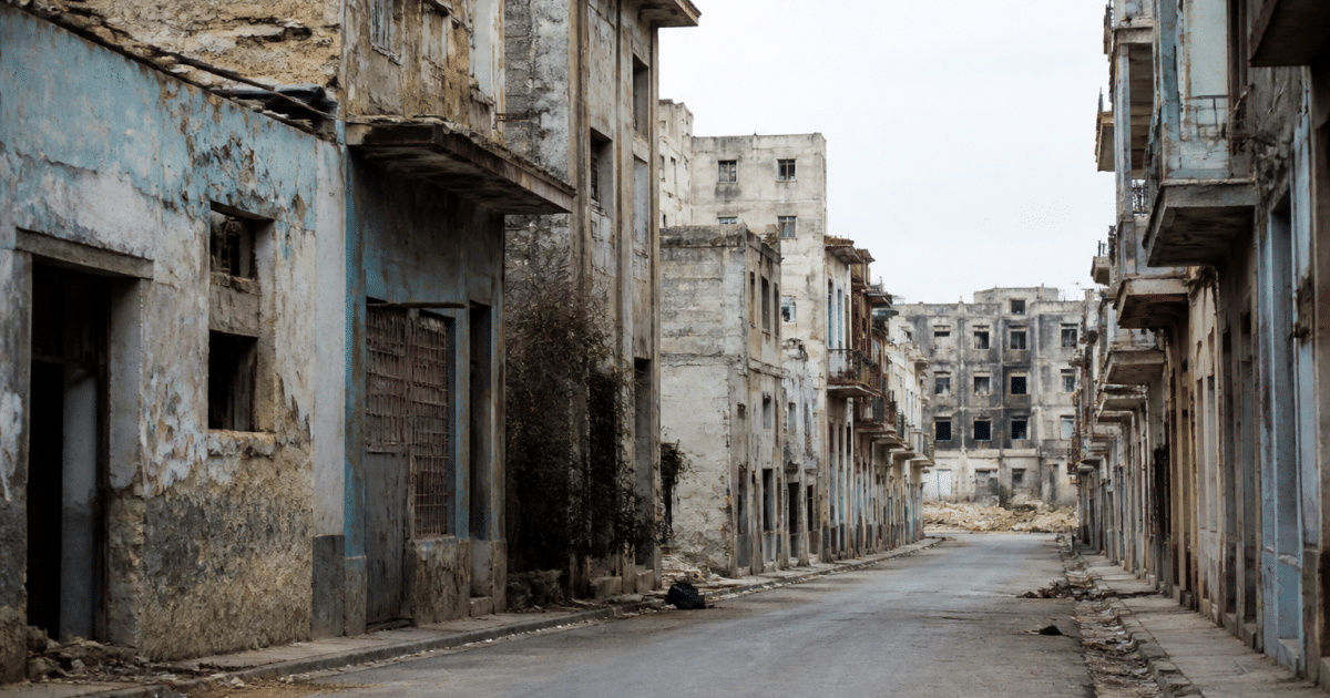Rues desertes et batiments negliges dans quartier urbain delabree