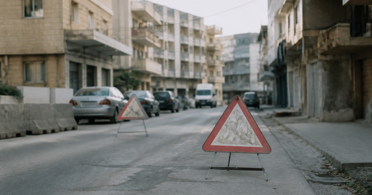 Rues urbaines délimitées par panneaux routiers rouges avertisseurs