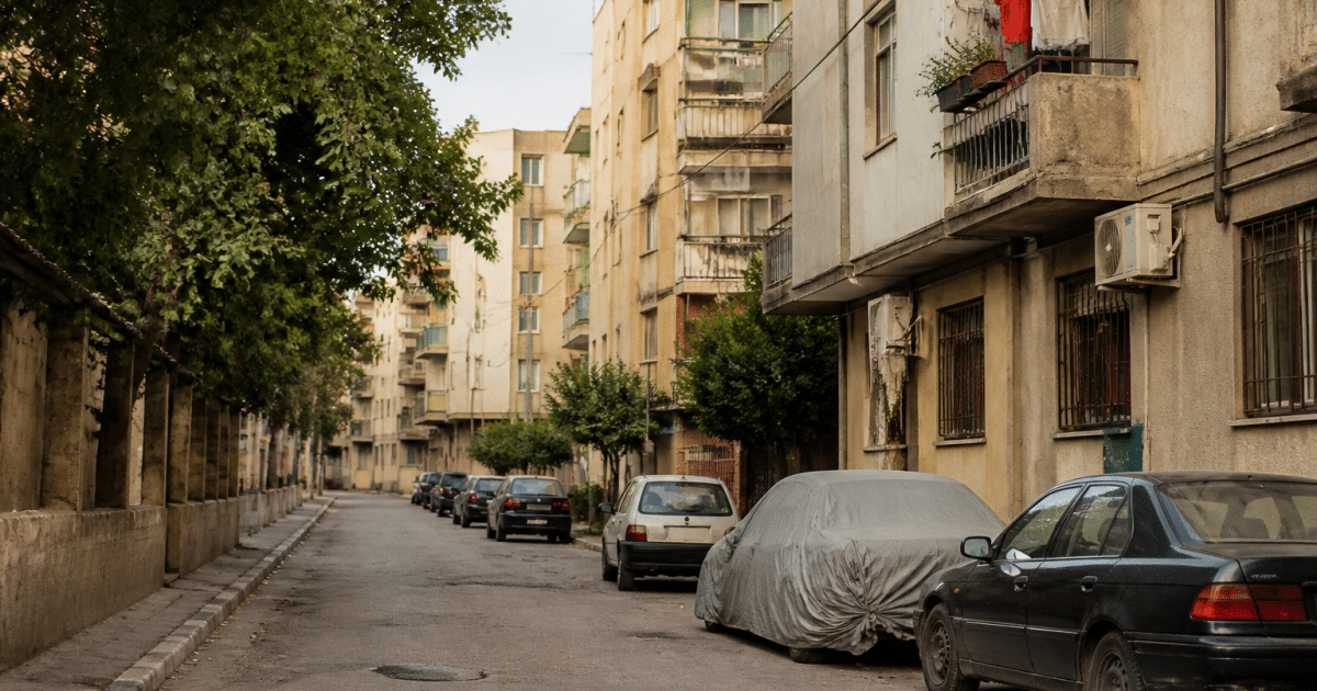 Rues de quartier urbain avec immeubles residentiels en arriere-plan