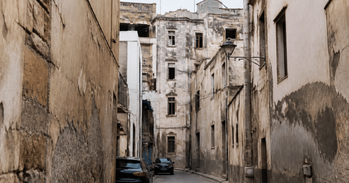 rue tours batiments delabres facades deteriorees zone urbaine