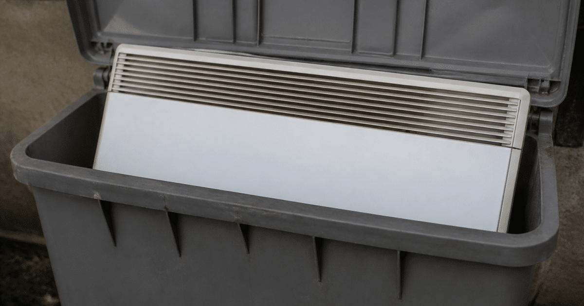 Radiateur electrique pose horizontalement dans bac recyclage gris