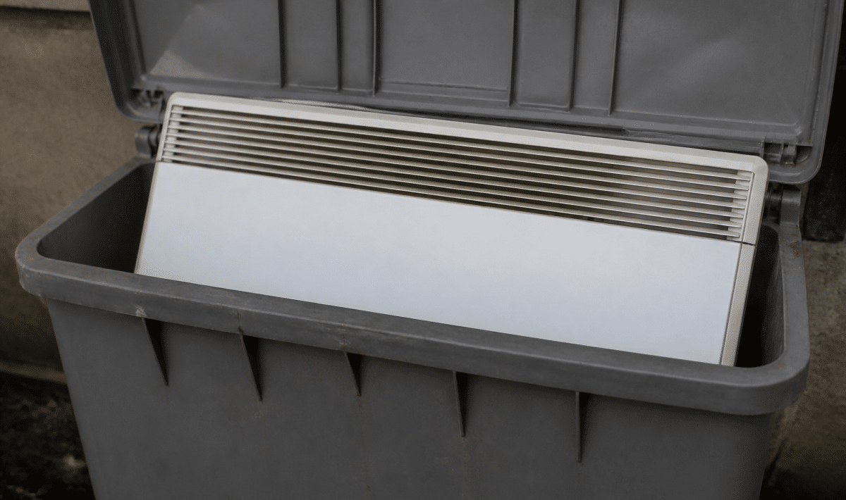 Radiateur electrique pose horizontalement dans bac recyclage gris
