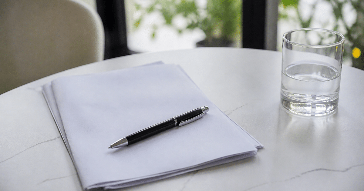 Documents de pret avec stylo positionnes sur table blanche