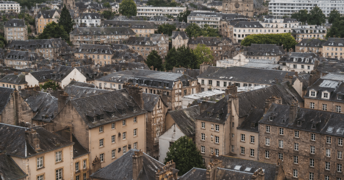 Vue aerienne de Rodez avec immeubles densement construits