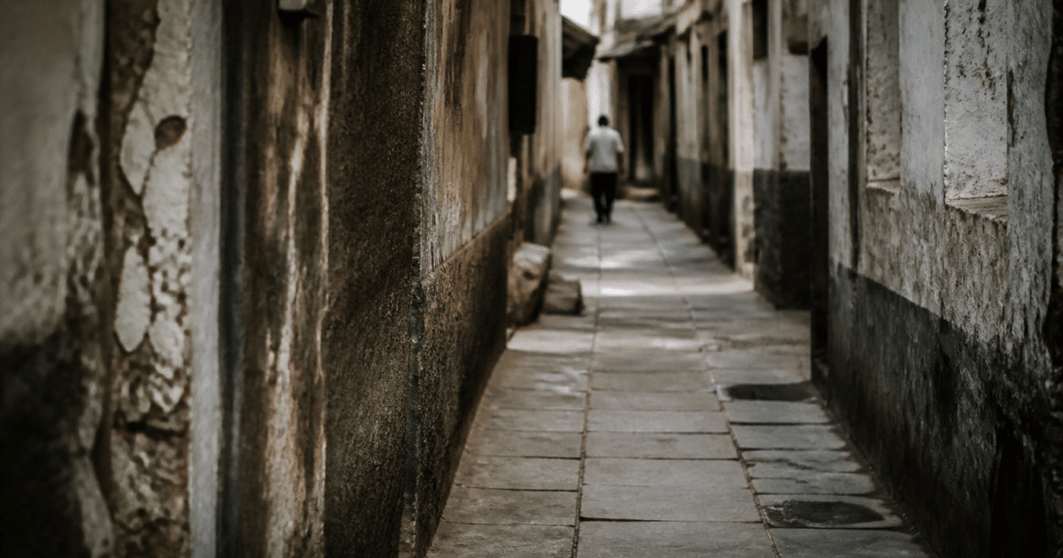 Rues sombres et étroites avec bâtiments délabres formant ruelles isolées